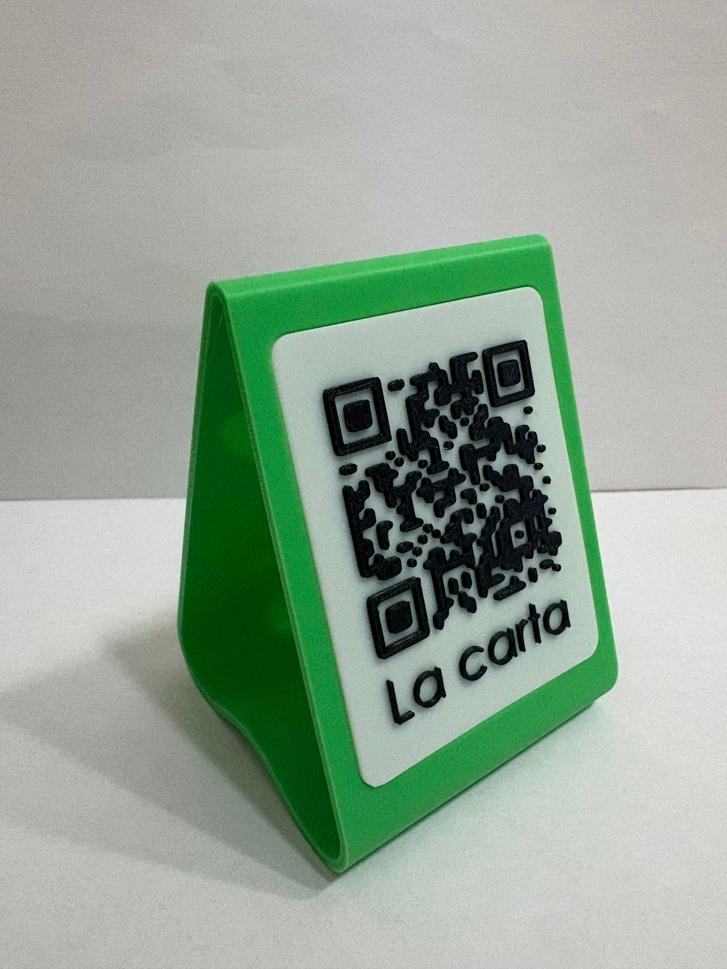 Soporte de Menú QR Triangular | Diseño Personalizado en 3D